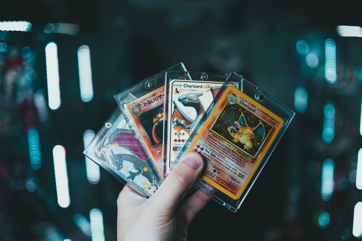Personne tenant des cartes Pokémon TCG en main