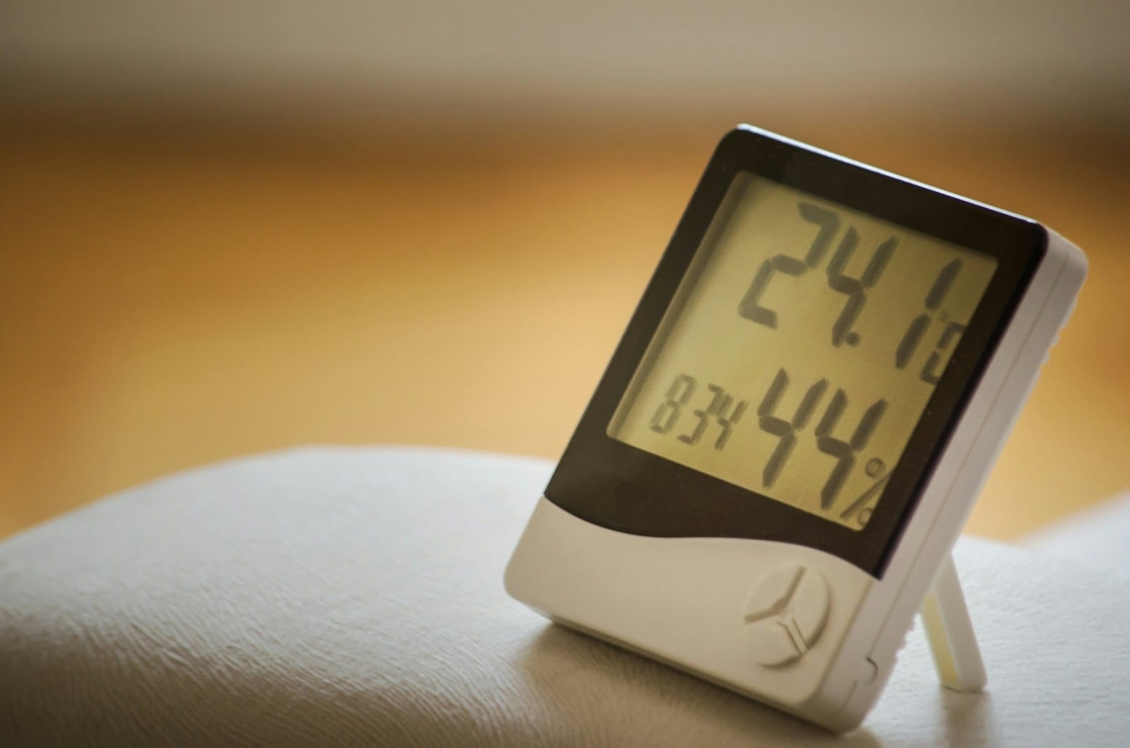 Hygromètre digital affichant 24,1 °C et 44 % d'humidité